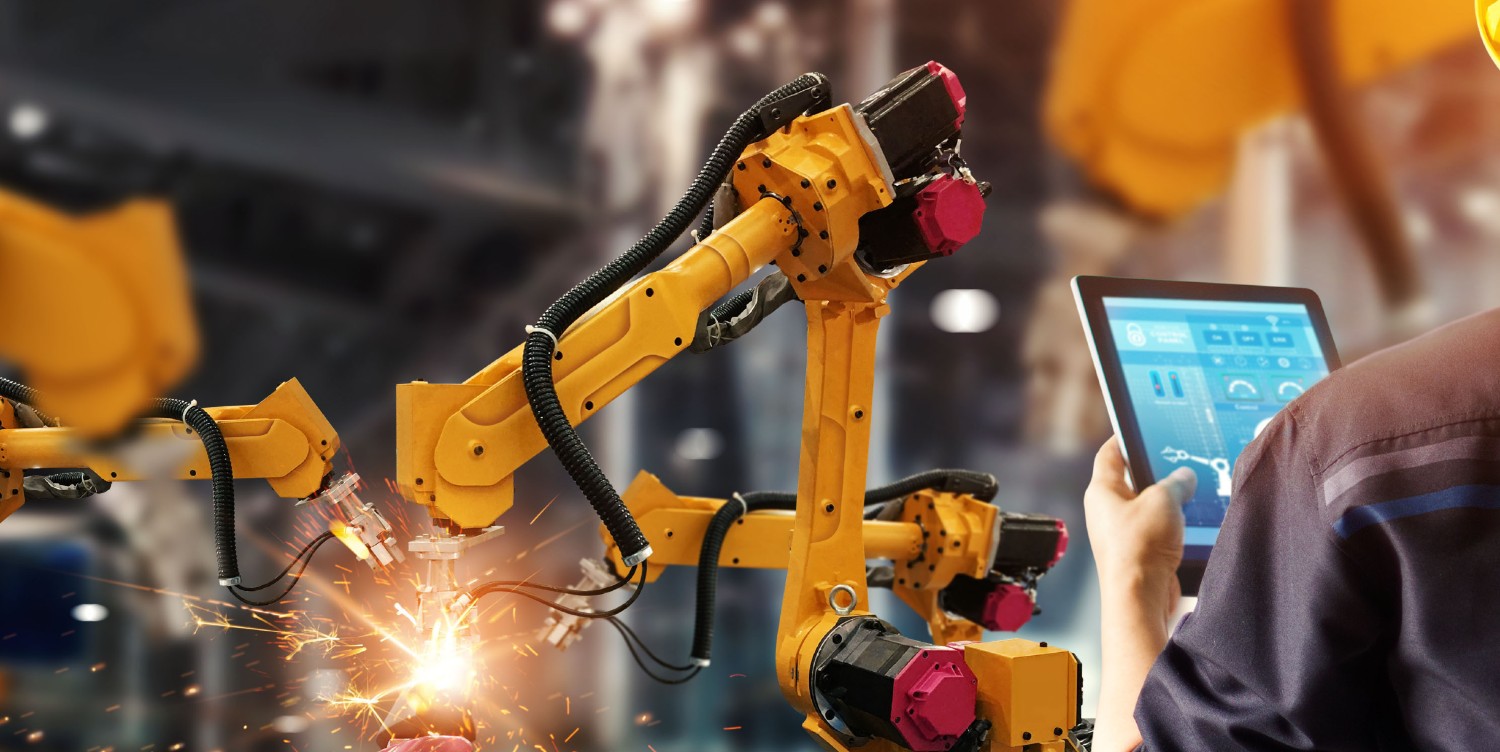 Technology-manufacturing-industry-tablet-worker-iStock-953782406(2).jpg