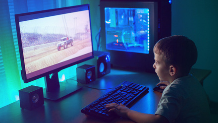 Kid-game-computer-297100067-web-1500px.jpg